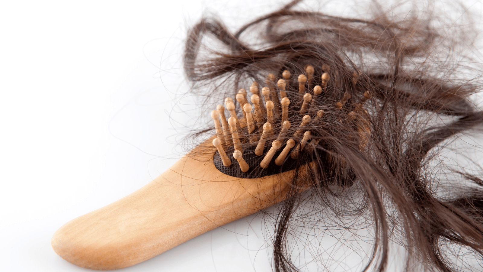 Pourquoi les cheveux tombent à la ménopause ?